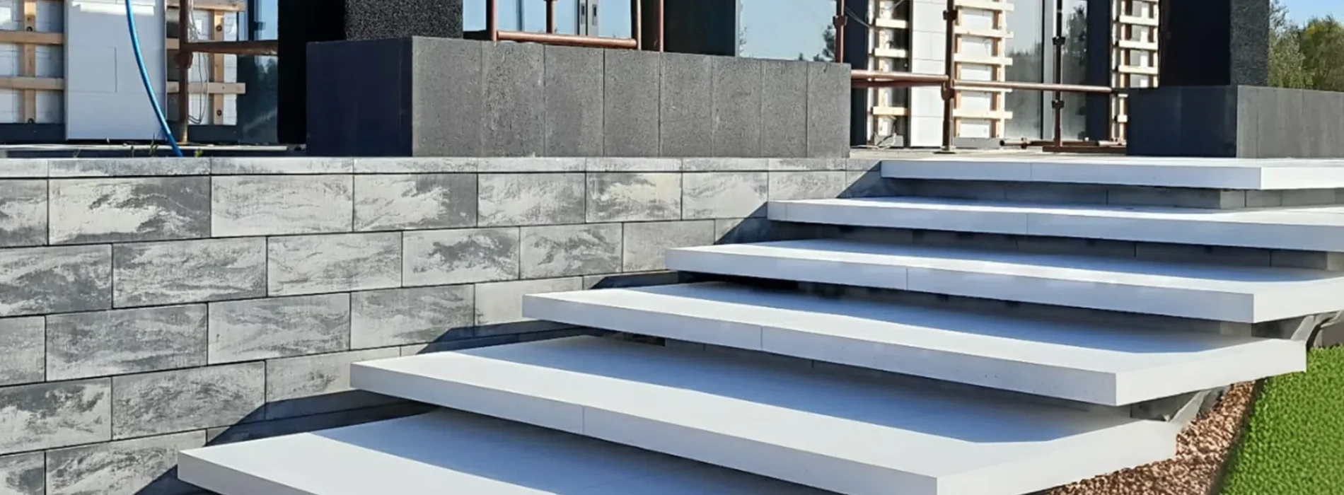 Wyroby betonowe – jak funkcjonalność i design wygląda w praktyce projektowej?